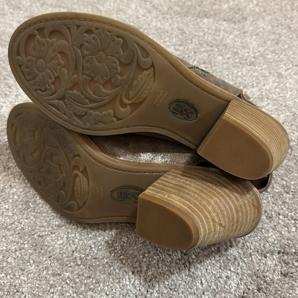 Sofft soft sandals open toe like new in size 7.5 smoke suede (metallic) color - Picture 6 of 7